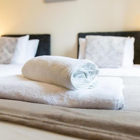 1-Bedroom Apartment With Balcony, Hoddesdon Ngoại thất bức ảnh
