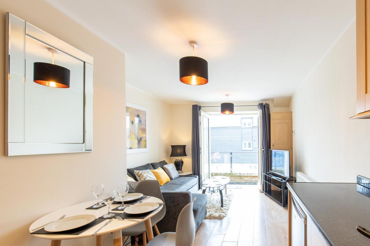 1-Bedroom Apartment With Balcony, Hoddesdon Ngoại thất bức ảnh
