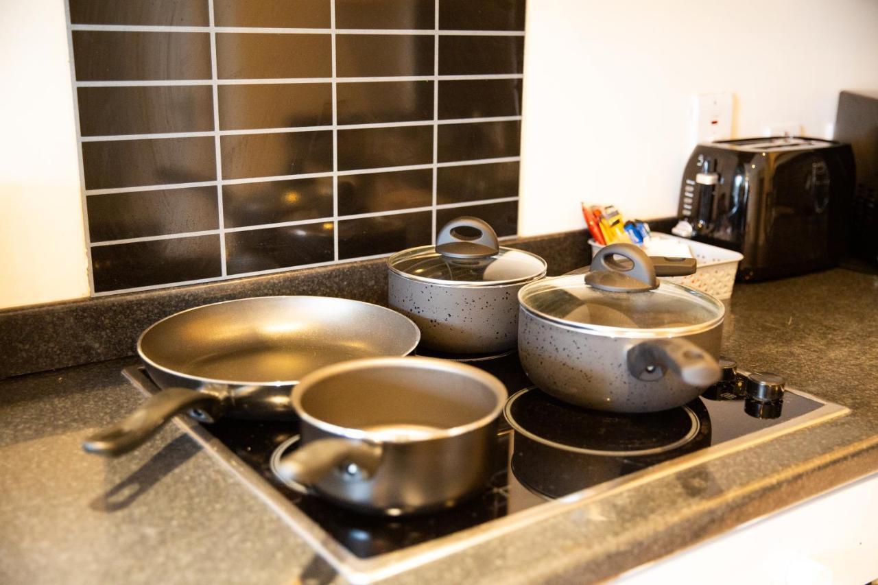 1-Bedroom Apartment With Balcony, Hoddesdon Ngoại thất bức ảnh