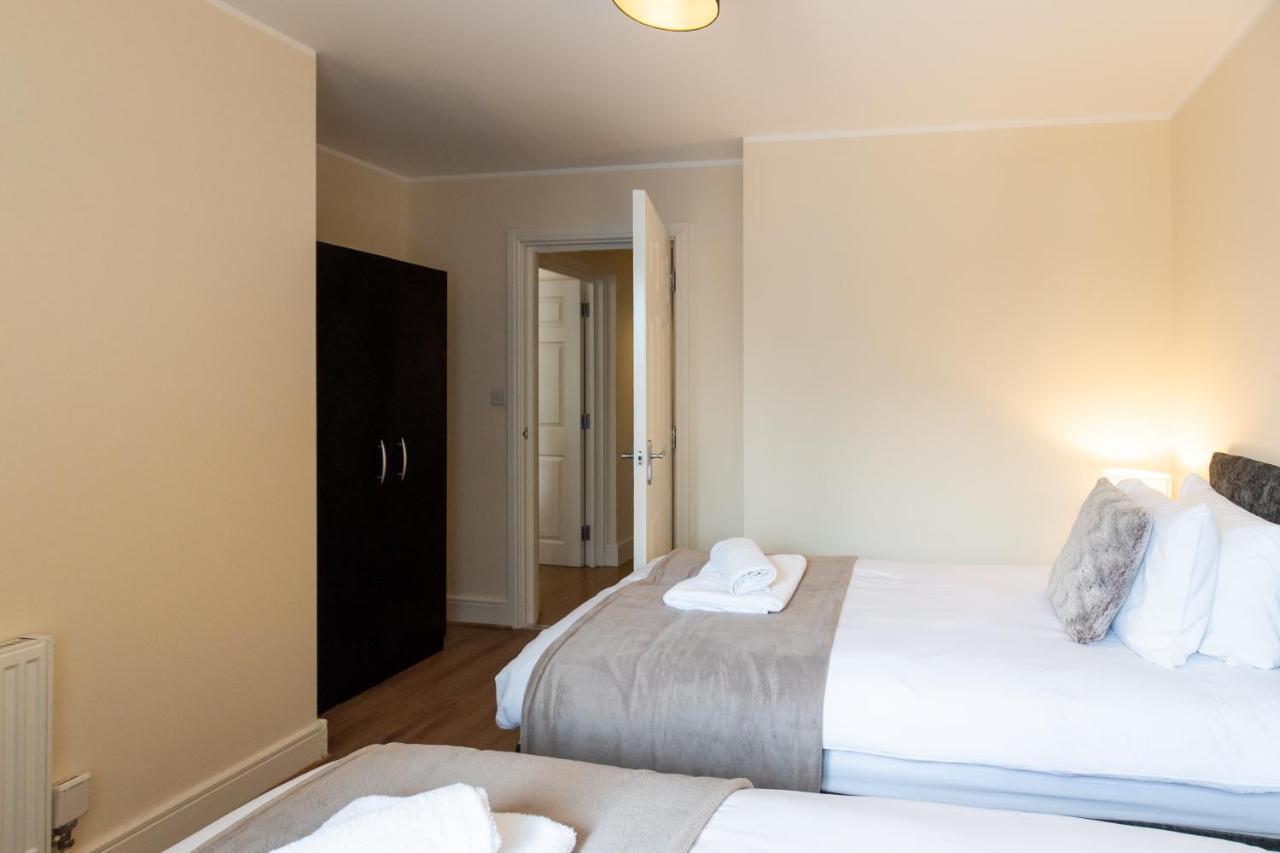1-Bedroom Apartment With Balcony, Hoddesdon Ngoại thất bức ảnh