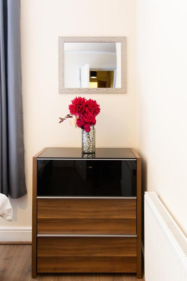 1-Bedroom Apartment With Balcony, Hoddesdon Ngoại thất bức ảnh