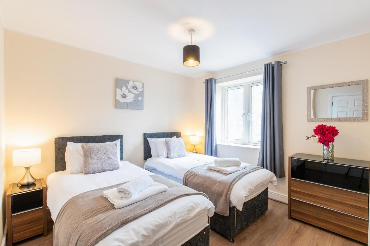 1-Bedroom Apartment With Balcony, Hoddesdon Ngoại thất bức ảnh