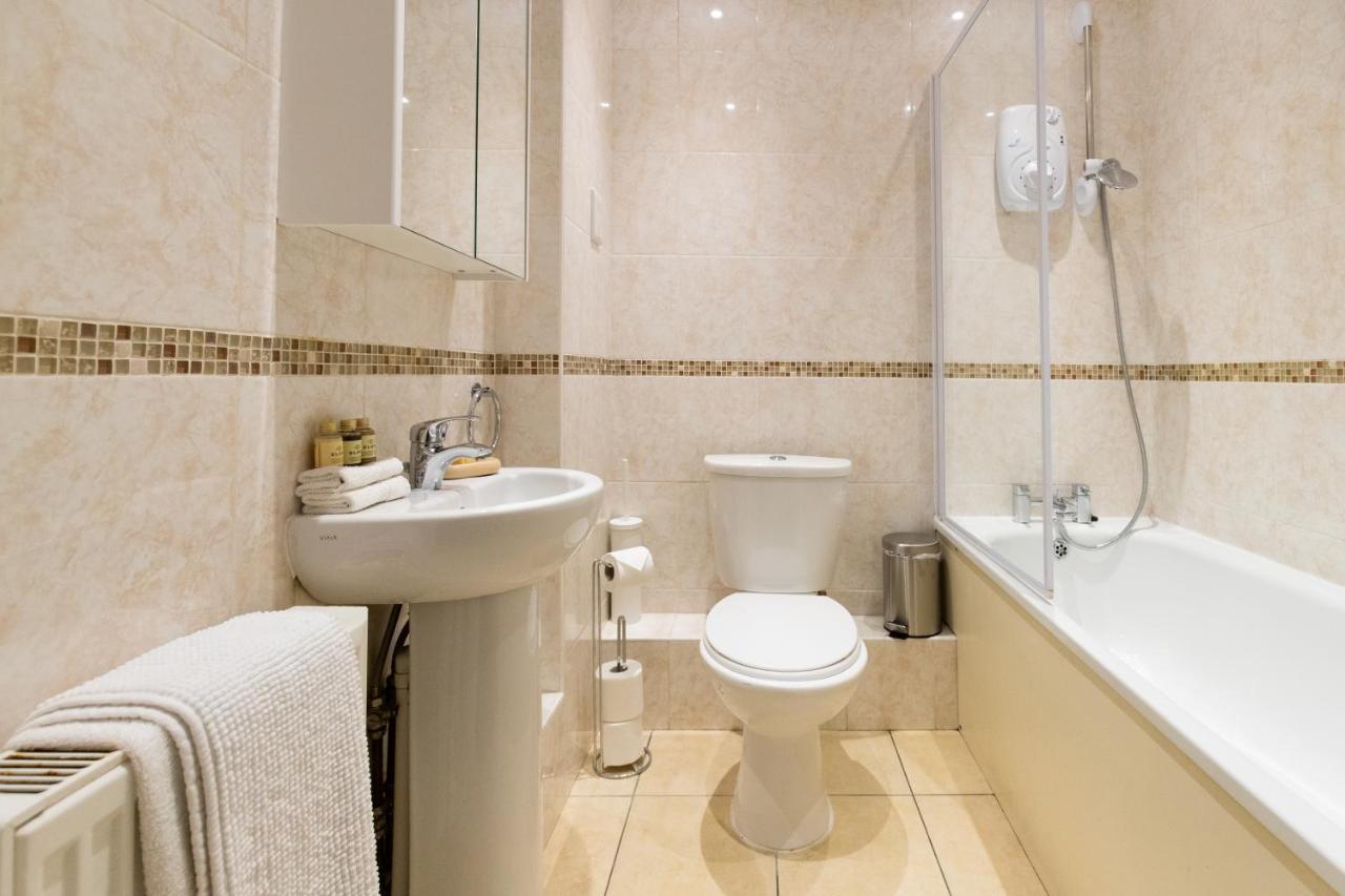 1-Bedroom Apartment With Balcony, Hoddesdon Ngoại thất bức ảnh