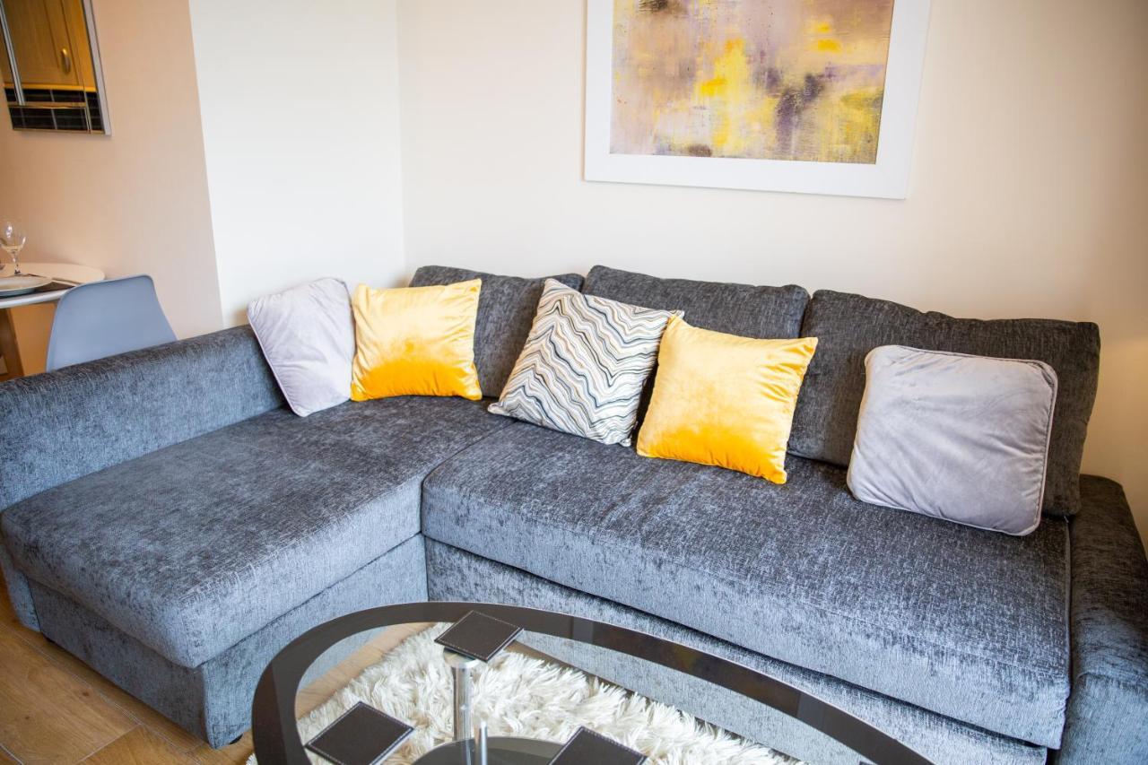 1-Bedroom Apartment With Balcony, Hoddesdon Ngoại thất bức ảnh