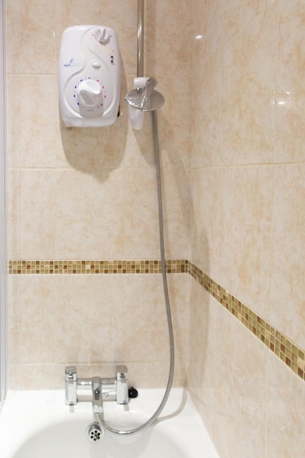 1-Bedroom Apartment With Balcony, Hoddesdon Ngoại thất bức ảnh