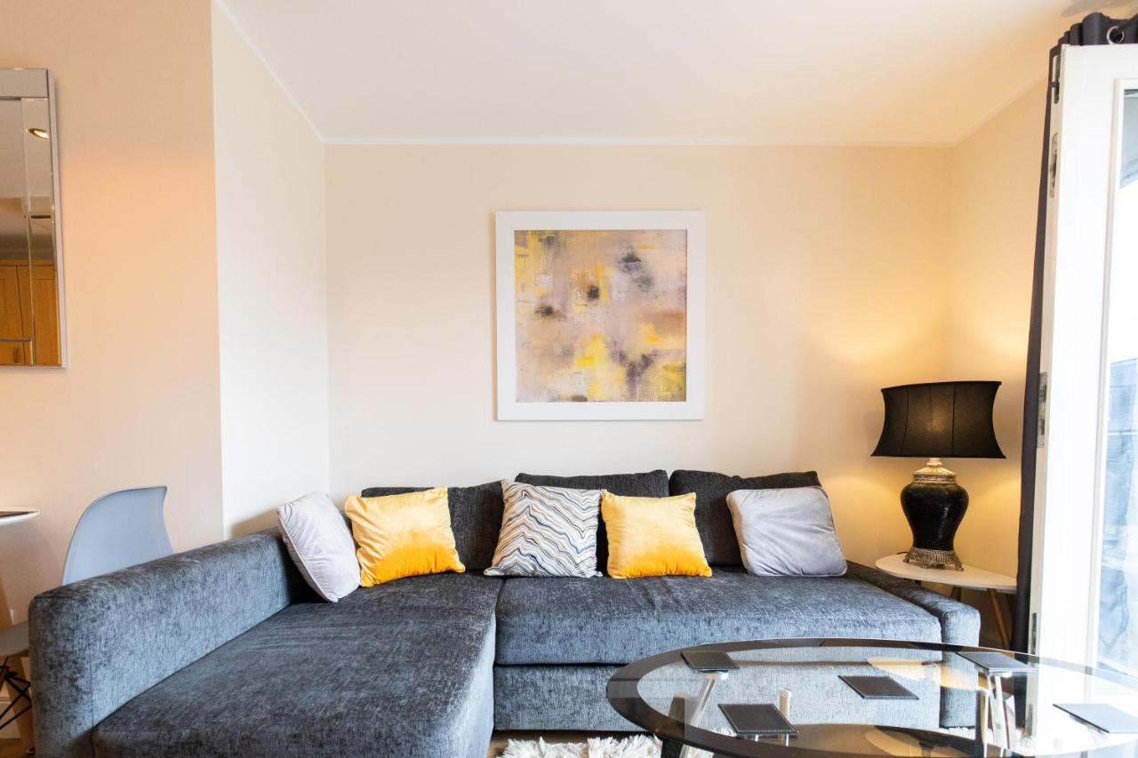 1-Bedroom Apartment With Balcony, Hoddesdon Ngoại thất bức ảnh