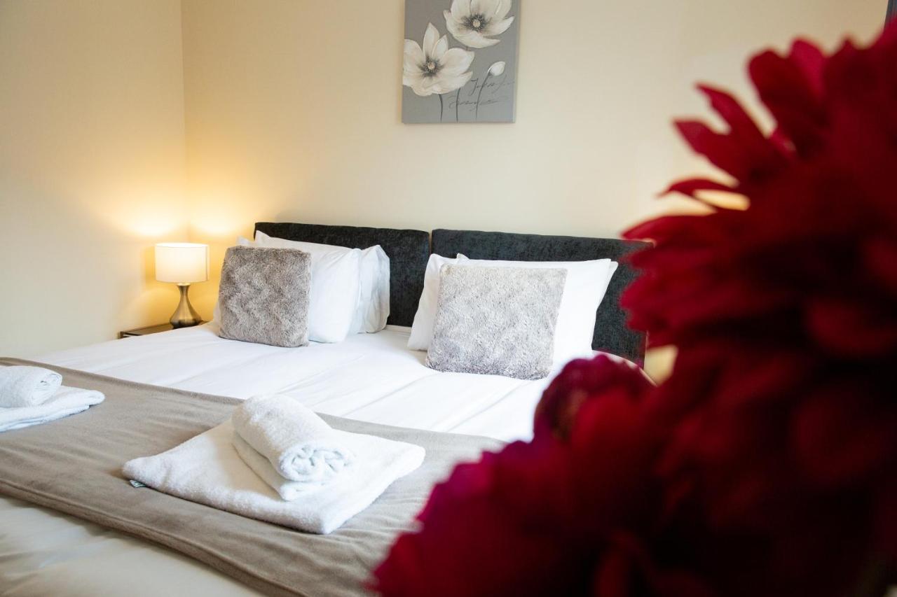 1-Bedroom Apartment With Balcony, Hoddesdon Ngoại thất bức ảnh