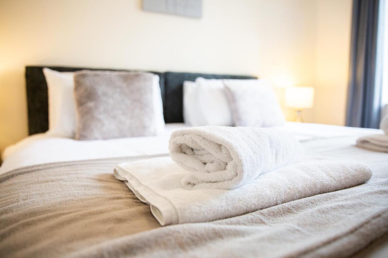 1-Bedroom Apartment With Balcony, Hoddesdon Ngoại thất bức ảnh