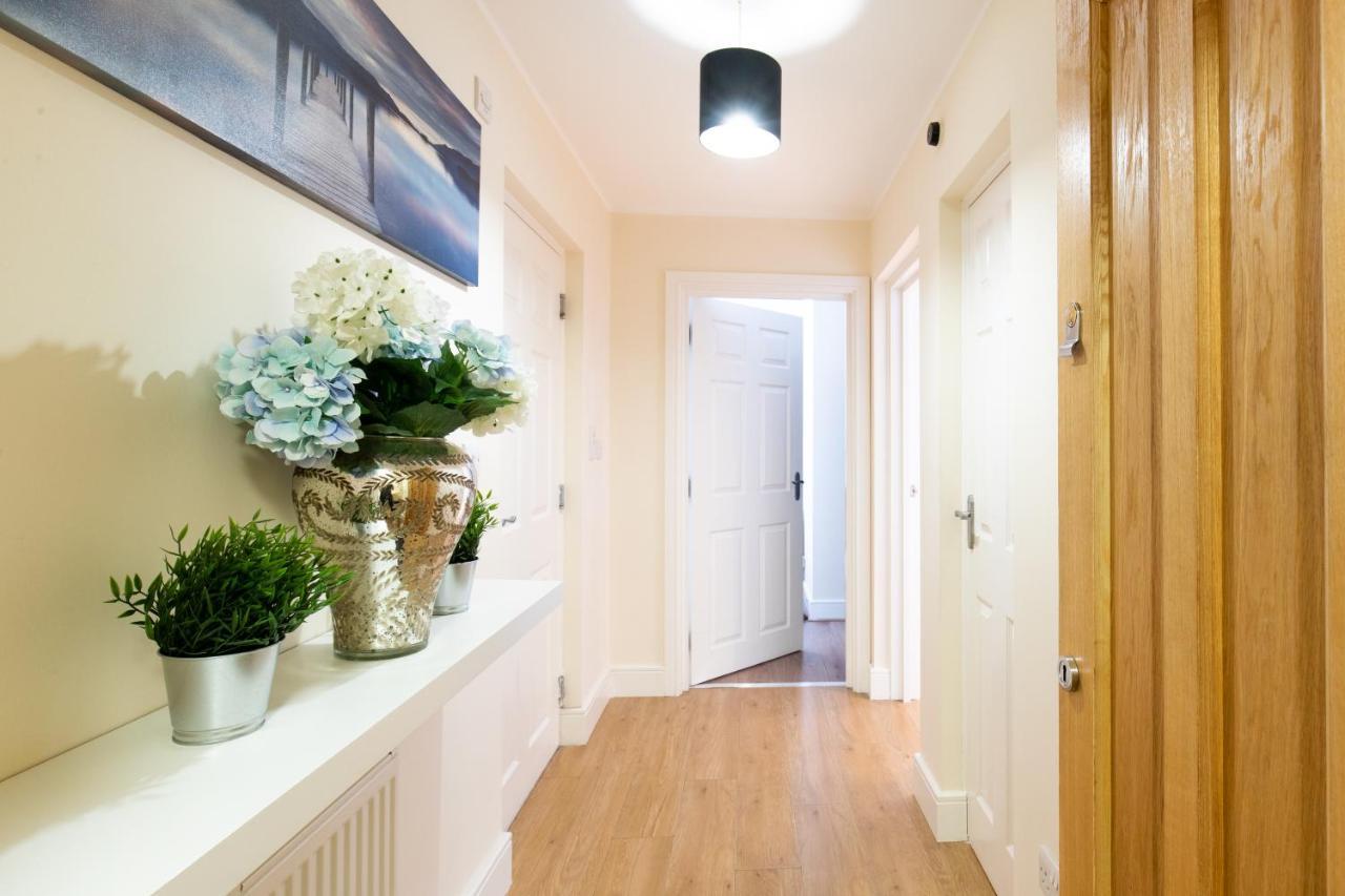 1-Bedroom Apartment With Balcony, Hoddesdon Ngoại thất bức ảnh